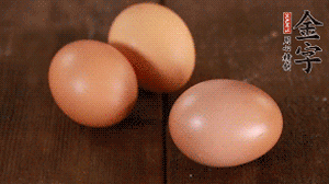 雞蛋加鹽打散1分鐘。