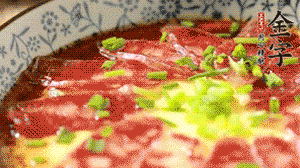 出鍋前淋上少許生抽、香油調味，撒上蔥花就可以了。