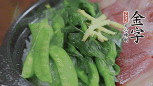 燜好的米飯開蓋，放入菜心、荷蘭豆，澆上調(diào)味汁拌勻。