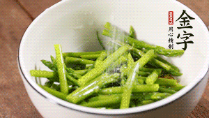 將調(diào)料放入準(zhǔn)備好的食材中，攪拌均勻。