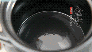 依次把排骨、玉米、蓮藕、荸薺放入砂鍋中。（根據(jù)食材的難易熟度放置，難熟的放下面，其他湯品也是一樣。）