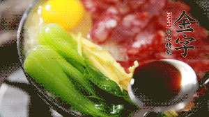 小火繼續(xù)燜，聞到米飯焦香關(guān)火繼續(xù)燜2分鐘。（微微的火力讓米飯和香腸融為一體，滋味互相滲透，又不至于讓米飯成熟太快而導(dǎo)致煳底。）