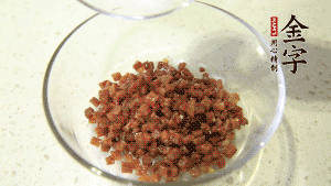 【月餅餡】2．火腿丁、白砂糖、蜂蜜攪拌腌漬2小時(shí)。