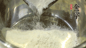 【油皮】1．將油皮材料放入料盆中，緩緩加100ml水，攪拌成雪花片狀。在案板上反復(fù)揉搓成有一定筋度的光潔面團(tuán)，搓成12個(gè)團(tuán)子。