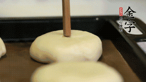 【包月餅】2．收口向下放在案板上，輕輕將月餅坯按扁，用筷子點(diǎn)紅點(diǎn)做裝飾。烤箱預(yù)熱至170℃，月餅放在中下層，烤17分鐘左右。