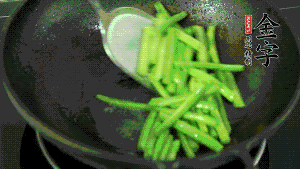 鍋中倒油，油溫7成熱時，放入四季豆煸炒至變色，然后放入香腸均勻翻炒，加少許清水燜煮1分鐘。