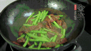 然后再加入鮮蓮子一起翻炒，至熟后加少許鹽調(diào)味就可以了。