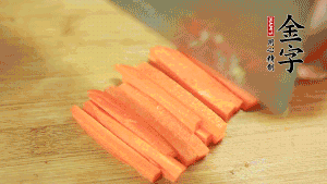 洋蔥、青椒、胡蘿卜切成粒備用。