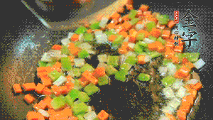 以耗油、料酒調(diào)味，加適量清水燜煮。