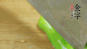 大蒜切成小段，青椒去籽滾刀切成塊。