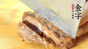 金字鹵牛肉切成小塊備用。