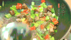 熱油起鍋，依次加入青椒塊、牛肉、大蒜煸炒均勻。