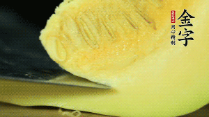 胡蘿卜切滾刀塊，小南瓜取一半去籽去皮切塊備用。