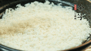 浸泡后的大米加入2湯匙生抽、1湯匙老抽調(diào)味。