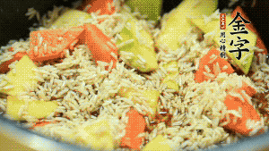 加入切好的胡蘿卜塊和南瓜塊、鹵牛肉塊攪拌均勻。放入電飯煲，按“煮飯模式”。