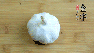 大蒜切成蒜末。（先把大蒜拍扁后，再切碎會容易很多。）