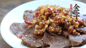 最后把醬汁淋到牛肉上即可，撒上芝麻、香菜。也可以把牛肉和醬汁攪拌均勻，讓牛肉與醬汁更加入味。