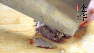 金字鹵牛肉打開(kāi)包裝，把牛肉切成片狀。（眼見(jiàn)為實(shí)，用一整塊牛肉鹵制的鹵牛肉哦，牛肉的香氣感覺(jué)撲鼻而來(lái)有木有?。。。?>
					</div>
					<span>步驟 6/7</span>
					<p>金字鹵牛肉打開(kāi)包裝，把牛肉切成片狀。（眼見(jiàn)為實(shí)，用一整塊牛肉鹵制的鹵牛肉哦，牛肉的香氣感覺(jué)撲鼻而來(lái)有木有?。。。?/p>
				</li><li>
					<div   id=