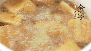 另起一個(gè)湯鍋，倒入適量清水，加入炸好的豆腐塊。待水沸騰后，加入臘肉，用生抽、料酒、火腿高湯調(diào)味。燉煮至臘肉熟透，加辣椒圈增加點(diǎn)辣味。（調(diào)料可以根據(jù)個(gè)人口味適當(dāng)調(diào)整，火腿高湯能夠讓湯汁更加層次豐富。）