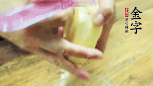 將食材洗凈，茄子、土豆切滾刀塊。