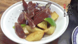 加少量生抽、鹽、糖、雞精調(diào)味，炒熟出鍋即可。