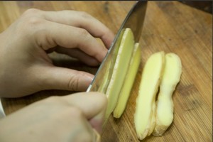 火腿切片，生姜切片。