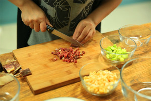 金字火腿隔水蒸15分鐘后切成小丁。