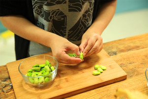 蠶豆剝除外殼，剩下嫩嫩的蠶豆。