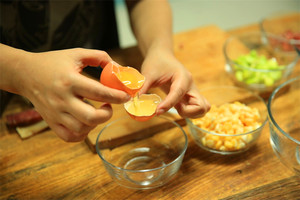 雞蛋蛋白和蛋黃分開，把蛋黃打散。