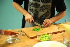 當(dāng)然，如果你愛吃蔥，可以切點(diǎn)蔥花加入。