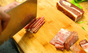 將火腿清洗后切成絲備用。