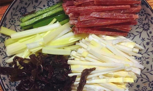 黑木耳泡發(fā)，黑木耳、韭黃、雷筍、青椒切成絲。