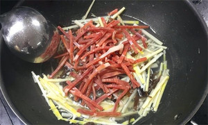 火腿絲、筍絲、黑木耳絲汆水后，瀝干。