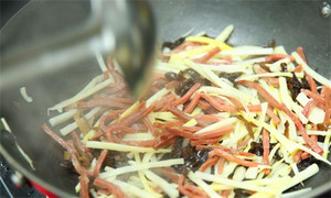 起油鍋，蒜茸煸香，倒入所有食材，加料酒翻炒至熟即可。