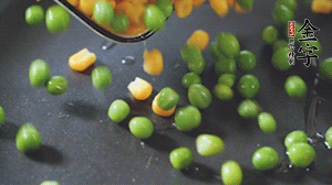 鍋7成熱時(shí)，下豌豆、玉米翻炒，再依次放醬肉、洋蔥碎、木耳碎。