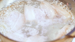 五花肉切塊，加姜片焯水備用。