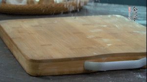 【面皮】3.案板撒點糯米粉，將面團搓成均勻的小團子。