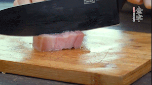 【餡料】1.金字淡咸肉加姜片料酒焯水，春筍焯水后切成小丁。