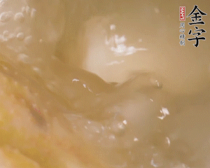 沸騰后撈出蔥結(jié)，小火燉45分鐘，加山藥再燉15分鐘。