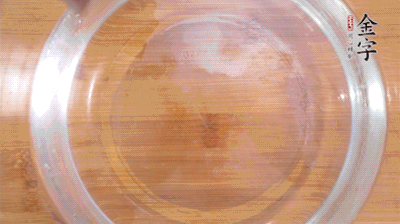 金字火腿切小片，浸泡5分鐘。