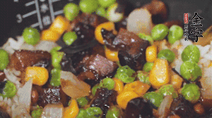 出鍋前加蠔油、生抽調(diào)味，撒點(diǎn)熟白芝麻即可。