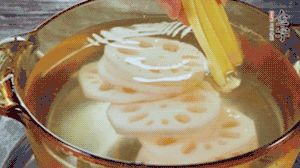 把藕和土豆焯水至八成熟，盛出瀝干水分。