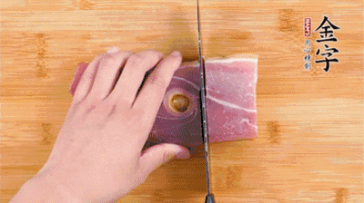 金字火腿切片，老豆腐切成塊，海鮮菇洗凈。