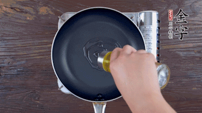 魚頭對開，洗凈瀝干。鍋中加油，把魚頭兩面煎至金黃色，期間加蔥姜，每面約需時2-3分鐘。