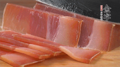 金字火腿切片，溫水浸泡5分鐘。