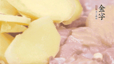 雞肉剁塊，用料酒、蔥、姜、鹽、糖拌均腌制20分鐘。