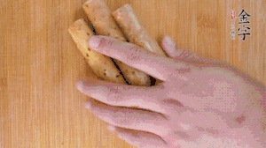 山藥去皮切斜刀塊，毛豆去外殼去膜，姜切片。