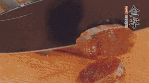 麻辣香腸蒸熟后，切片待用。