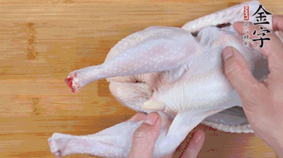 菌菇分別冷水泡發(fā)。雞處理干凈后剁成小塊，放水中浸泡半小時去血水。