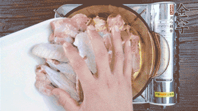 加料酒、蔥姜焯水2分鐘，清洗備用。